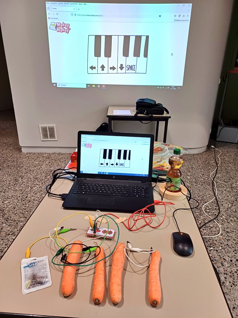 MMagdowski's tweet image. - das #Matatalab
- den kleinen süßen @KUBO_Robot 
- die runden @Sphero-Roboter und die @SpheroEdu-App
- kleine @Ozobot|s zum Programmieren mit farbigen Linien
- einen @makeymakey für ein #Möhrenklaviar