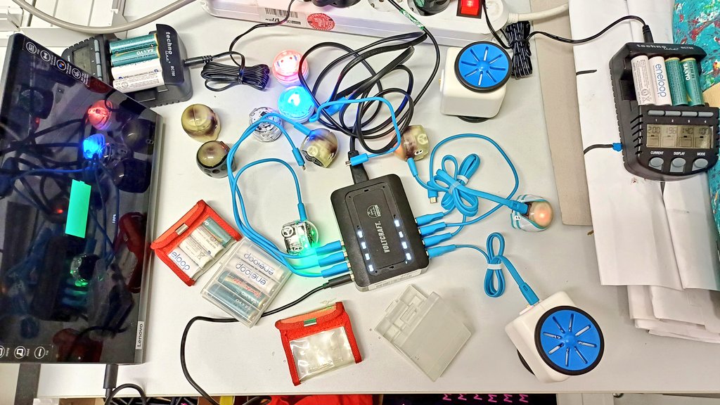MMagdowski's tweet image. - das #Matatalab
- den kleinen süßen @KUBO_Robot 
- die runden @Sphero-Roboter und die @SpheroEdu-App
- kleine @Ozobot|s zum Programmieren mit farbigen Linien
- einen @makeymakey für ein #Möhrenklaviar