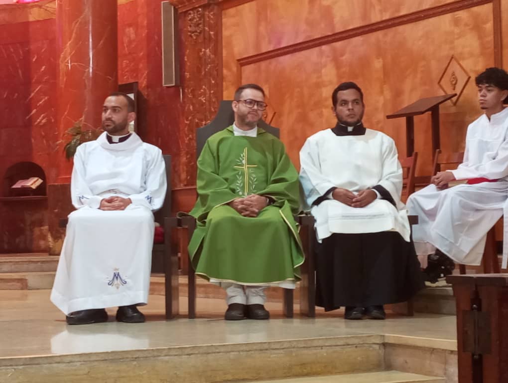 ParroSanBenito's tweet photo. Imágenes de las Misa de 11:30 am correspondiente al Domingo 33° del Tiempo Ordinario, del año litúrgico que ya casi finaliza el próximo domingo con la festividad de Cristo Rey. https://t.co/p5814ig4sZ