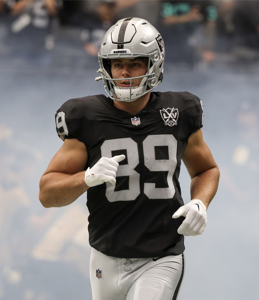 MLFootball's tweet photo. 🚨LEGENDARY: #Raiders tight end Brock Bowers had the MOST CATCHES IN #NFL HISTORY by a rookie TE in a game, today.

Bowers is a DAWG…. 
• 13 receptions 
• 124 receiving yards
• Touchdown 

😱😱😱 https://t.co/7isaMHfiQA