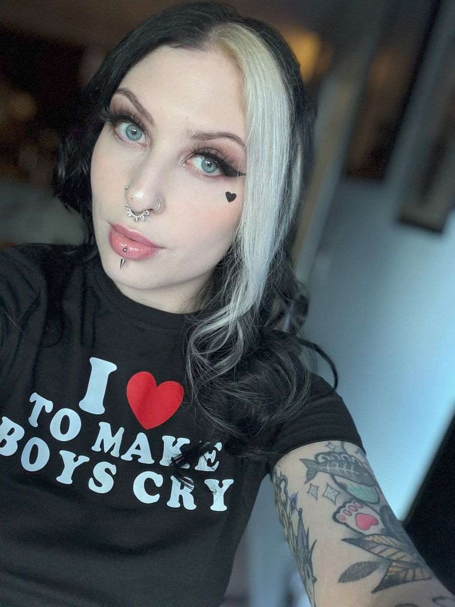 hexxghoul_'s tweet photo. Face card vs body card https://t.co/EgGlzf6rZt