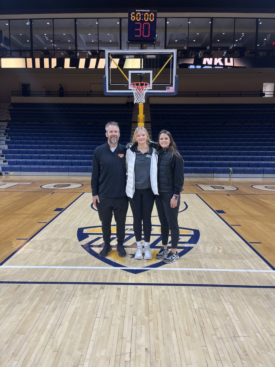 lucyluers5's tweet photo. thank you @coachjackie_21 @coach_tk_ @G_Bogg and the rest of the Toledo coaching staff for making my first unofficial visit so special. I had so much fun and i really appreciate it! Go Rockets! @ToledoWBB @Legends_Bball @BryceMcKey https://t.co/oTbJyf0Sj8