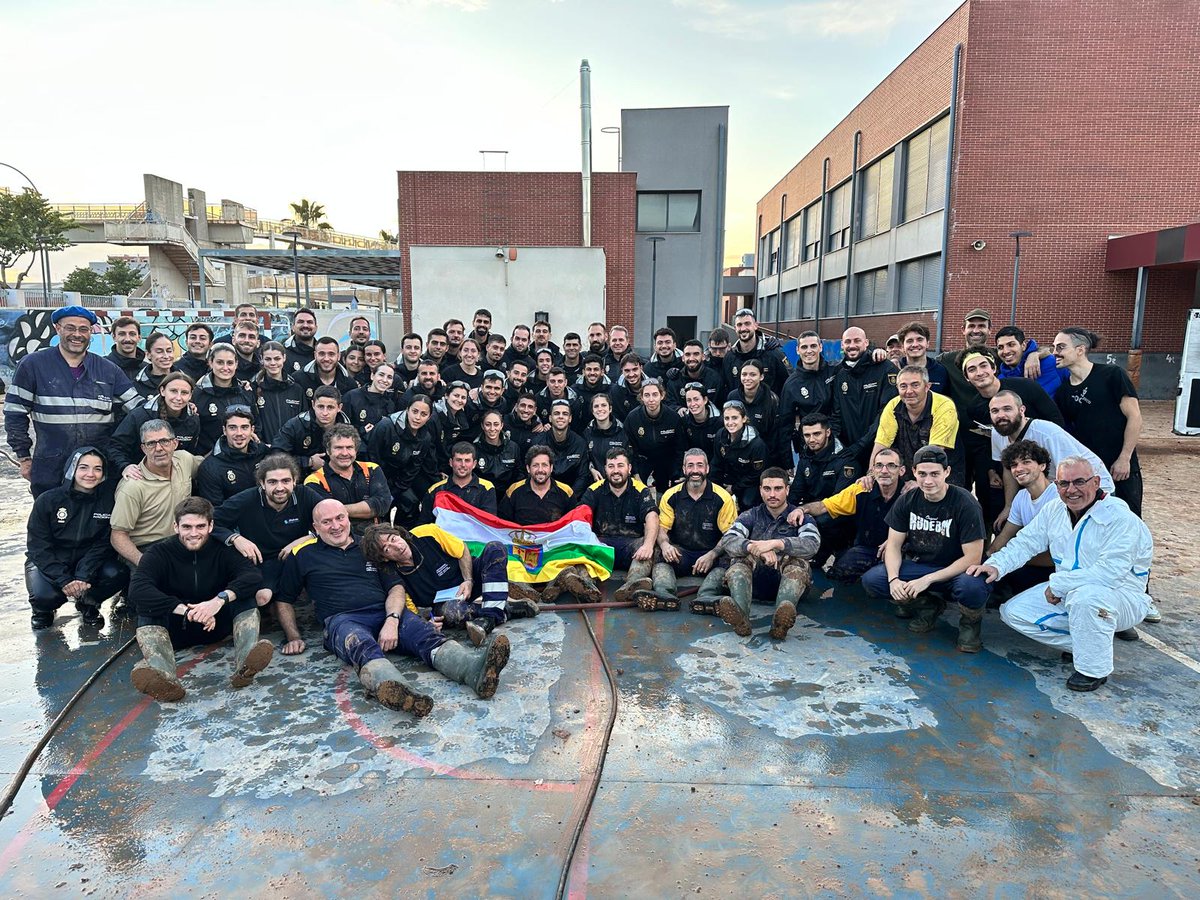 Parte diario 17/11, #dana #valencia.
Vaciado de lodo con herramienta manual y limpiando después con agua a presión 🚒:
Zonas:
parking de vecinos.
Aljibe del ayto. 
Colegio de la zona. 
Un placer compartir tarea con 👩🏾‍🚒bomberos de Gijón y 👮🏾‍♂️voluntarios de la policia nacional.