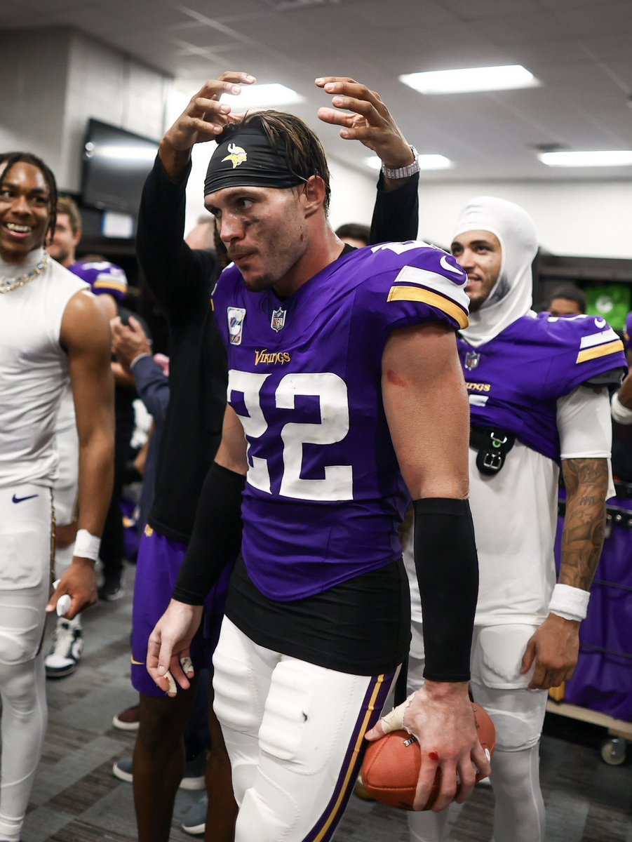 #Vikings S Harrison Smith is one of 4 players all time to have 35+ interceptions and 20+ sacks in their career. 

Harry the HOF 🐐
