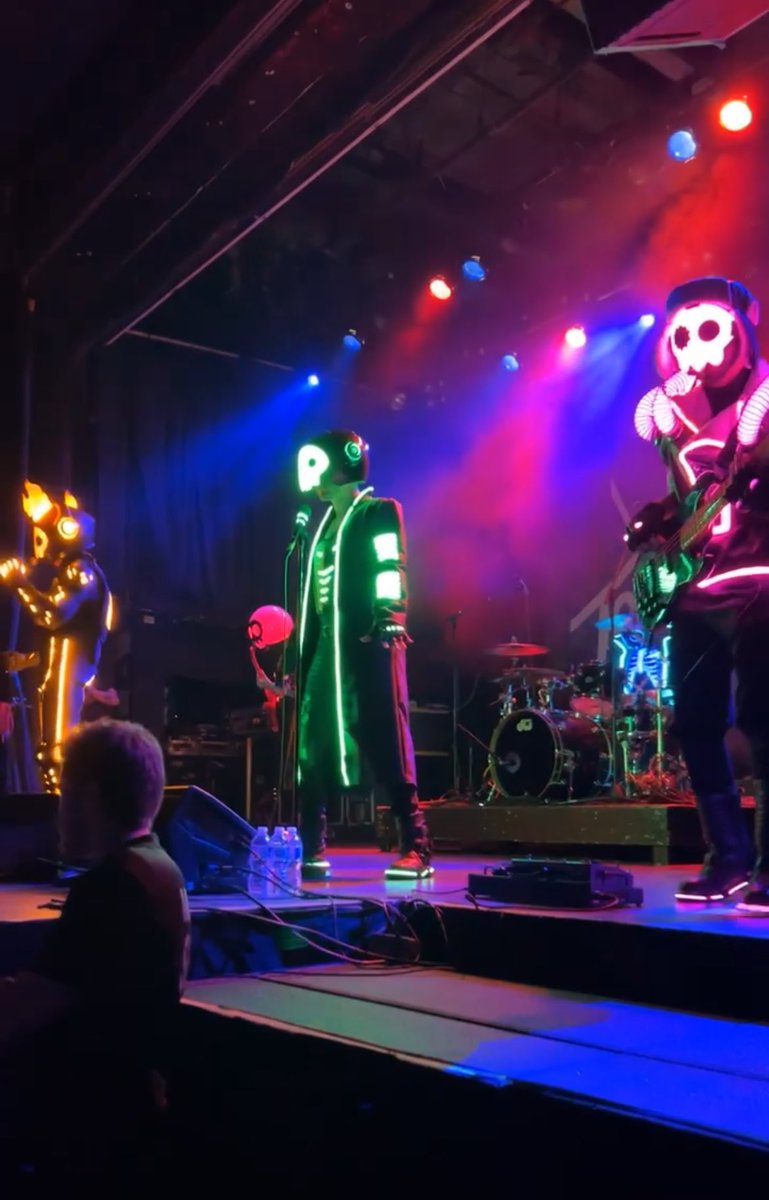 phosphq's tweet image. i love you @LivingTombstone i made fnaf and mlp art listening to ur music in elementary school XD YAY DISCORD!