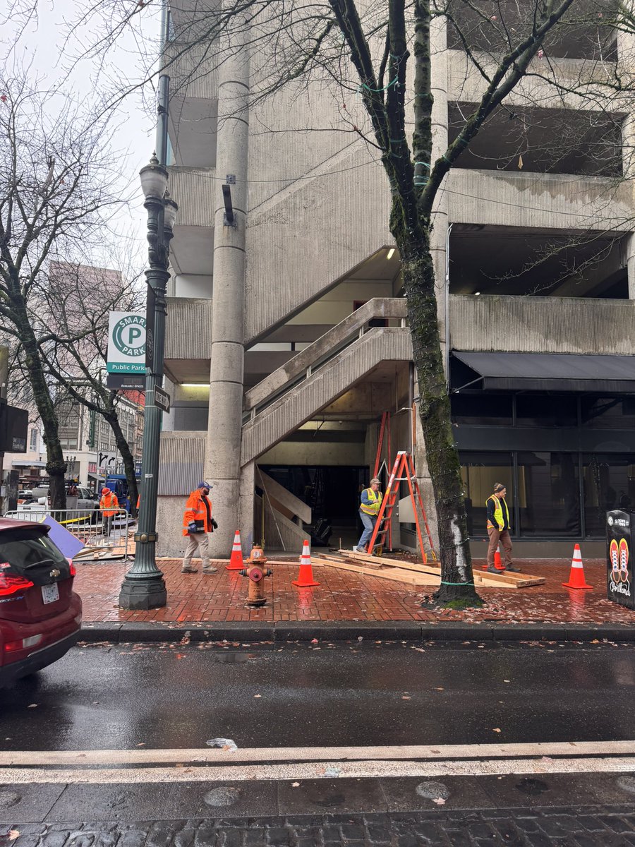 JakeDutt's tweet image. Looks like the plywood is coming down on yhe 4th and Alder parking garage (reopening?) and a new tenant is coming to the old Buffalo Wild Wings space: