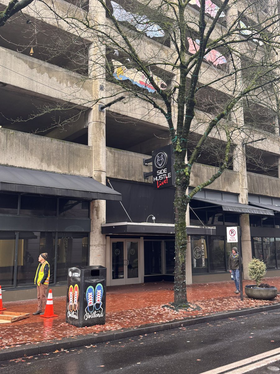 JakeDutt's tweet image. Looks like the plywood is coming down on yhe 4th and Alder parking garage (reopening?) and a new tenant is coming to the old Buffalo Wild Wings space: