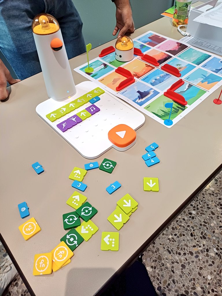 MMagdowski's tweet image. An #MINTmachen-Station Nr. 3 konnten die Kinder zusammen mit unseren Studierenden Affaan und Chand den kleinen Roboter von #Matatalab ausprobieren und diesen über eine kleine Karte steuern. Die Programmierung erfolgt dabei ganz spielerisch über kleine Kacheln.