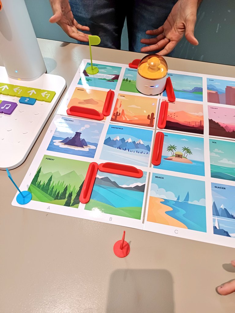 MMagdowski's tweet image. An #MINTmachen-Station Nr. 3 konnten die Kinder zusammen mit unseren Studierenden Affaan und Chand den kleinen Roboter von #Matatalab ausprobieren und diesen über eine kleine Karte steuern. Die Programmierung erfolgt dabei ganz spielerisch über kleine Kacheln.