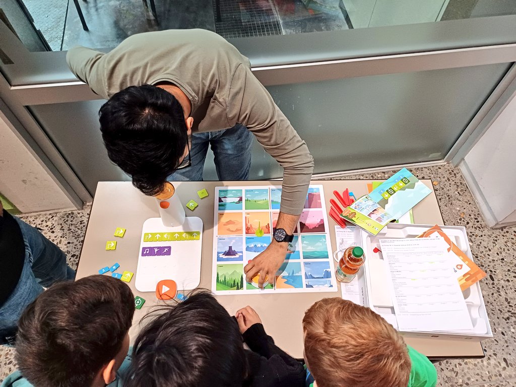 MMagdowski's tweet image. An #MINTmachen-Station Nr. 3 konnten die Kinder zusammen mit unseren Studierenden Affaan und Chand den kleinen Roboter von #Matatalab ausprobieren und diesen über eine kleine Karte steuern. Die Programmierung erfolgt dabei ganz spielerisch über kleine Kacheln.