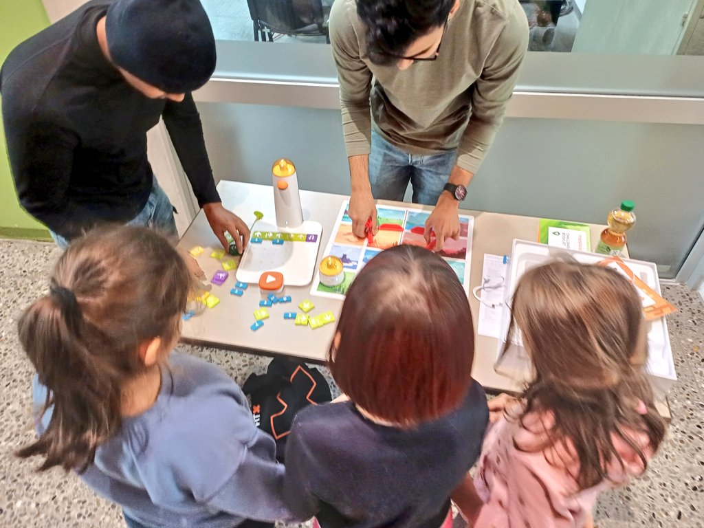 MMagdowski's tweet image. An #MINTmachen-Station Nr. 3 konnten die Kinder zusammen mit unseren Studierenden Affaan und Chand den kleinen Roboter von #Matatalab ausprobieren und diesen über eine kleine Karte steuern. Die Programmierung erfolgt dabei ganz spielerisch über kleine Kacheln.