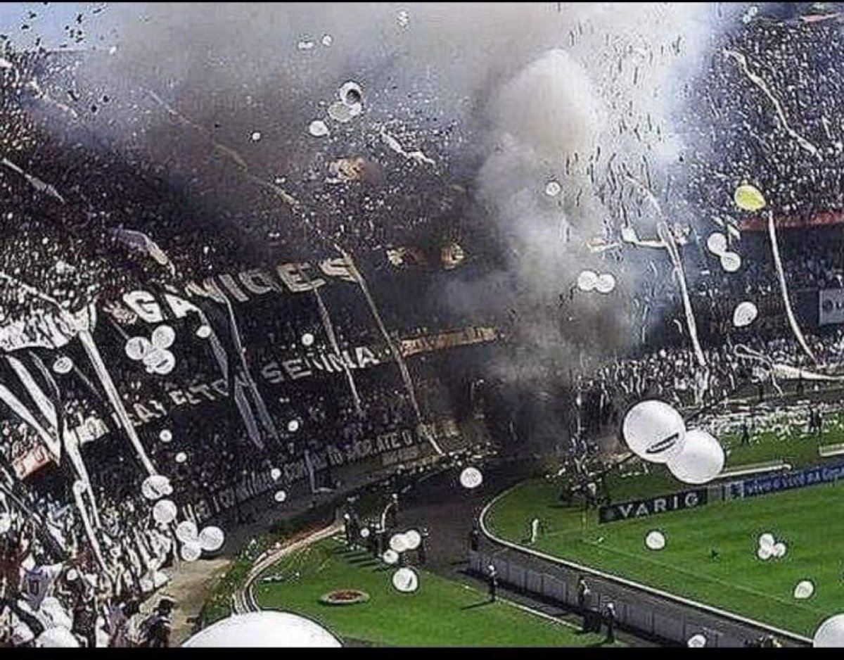 Torcida do <a href="/Corinthians/">Corinthians</a> no Morumbi em 2005.

Nostálgico!