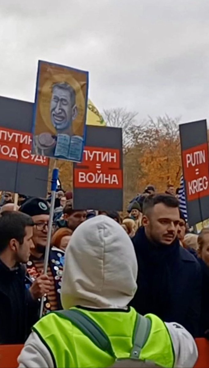 MorkvoTox's tweet photo. когда под карикатурой навального с бутербродом vs. когда под флагом своей страны

терпимо vs. невозможно https://t.co/nlw8fXDNc0