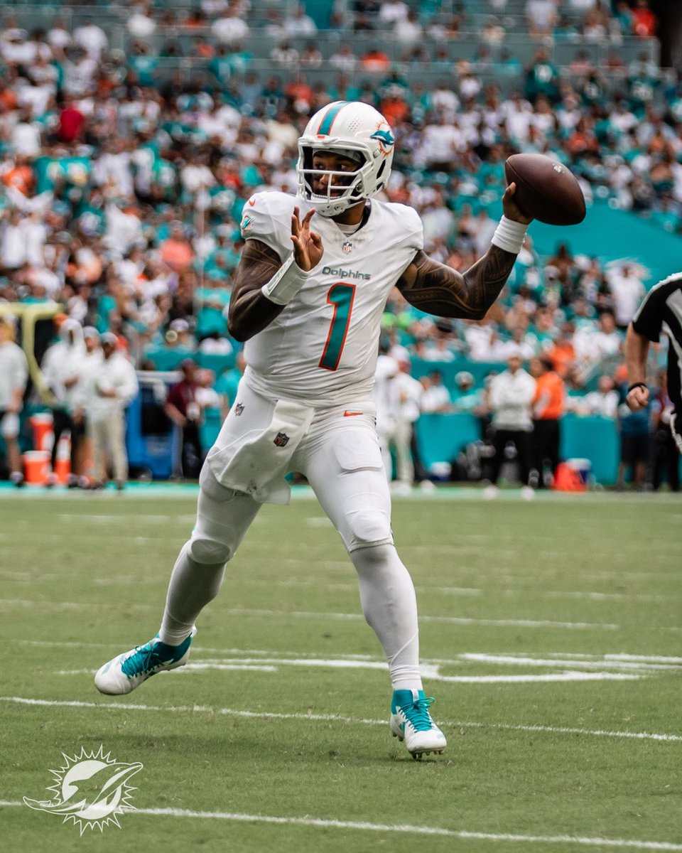 TheFishTank81's tweet photo. Big @MiamiDolphins dub means it’s #gameballs time! Here’s who we gave them to: 🏈🏈🏈

@ojmcduffie81 - @Easymoney_81 
@TeamLevit - @ffvmousvon_ 
@WingfieldNFL - @Tua

@BIG1059FM @FoxSports940 @iHeartRadio https://t.co/dsbPcS6gRn