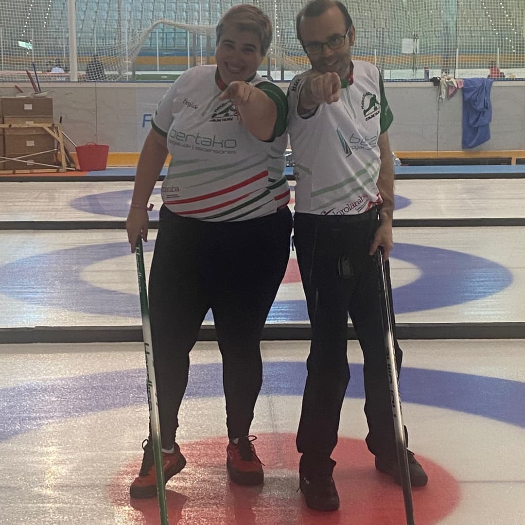 Podium y ascenso!! ¡Esto ya esta en marcha, comienza la temporada de competiciones oficiales!. Este fin de semana 3 parejas de Harrikada han competido en la 2ª division del CE de dobles mixtos y estrenamos el casillero con un tercer puesto. #curling