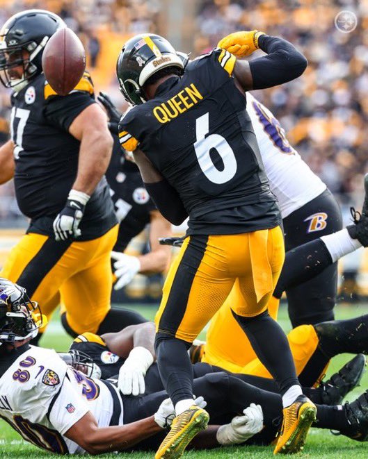 MLFootball's tweet image. DAWG: #Steelers linebacker Patrick Queen balled out against his former team the #Ravens, today… 

• 10 total tackles
• One forced fumble 
• One fumble receiver 
• Tackle for Loss

@Patrickqueen_ 😤😤😤