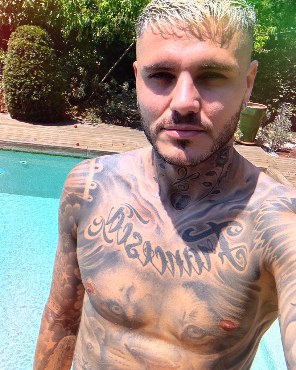 webaslan's tweet photo. Mauro Icardi: "Bu yağmurlu günde gökyüzü ağlıyor ☔️🌧️ Ama biz hala parlıyoruz ☀️😜"