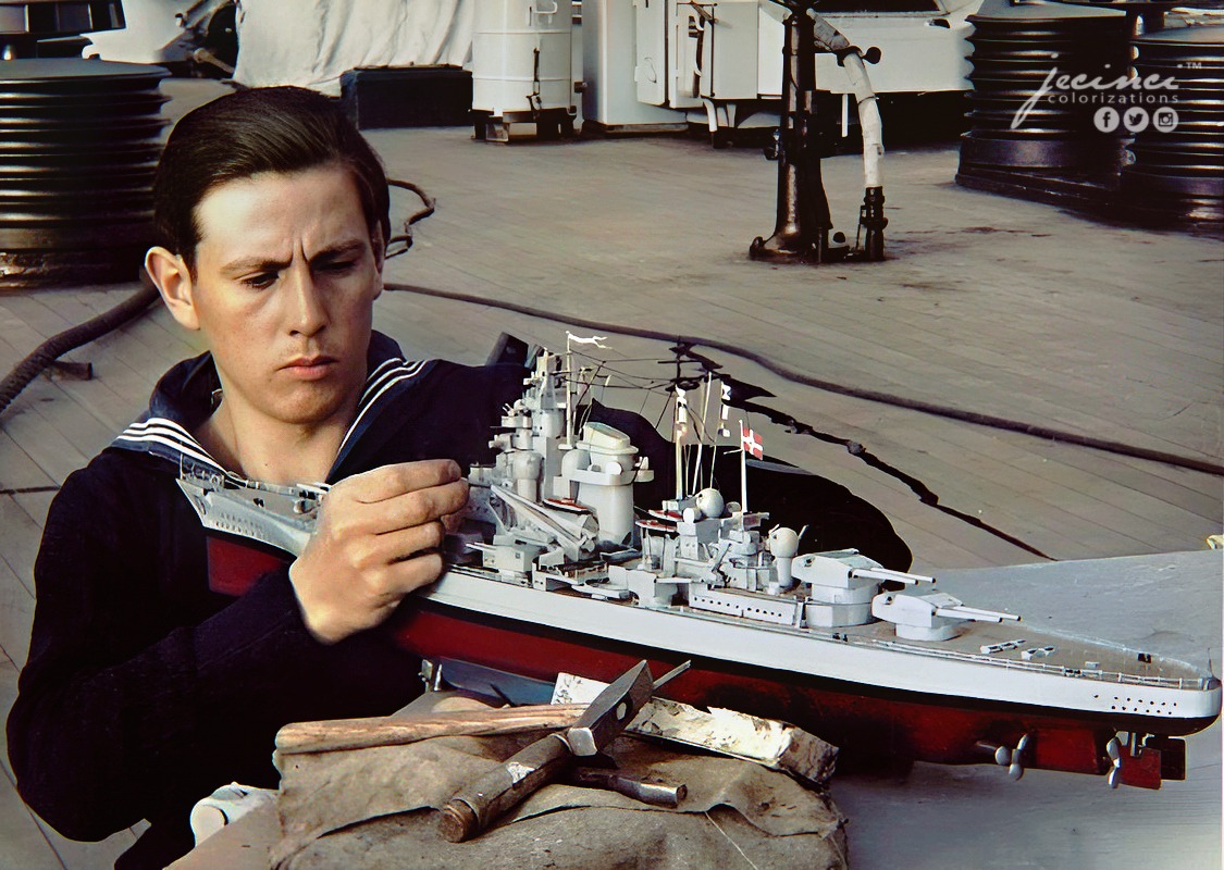 HiddenHistoryYT's tweet image. A German sailor building a model of the Tirpitz, aboard the Tirpitz battleship. Photo taken in Norwegian waters.

#colorized by Jecinci