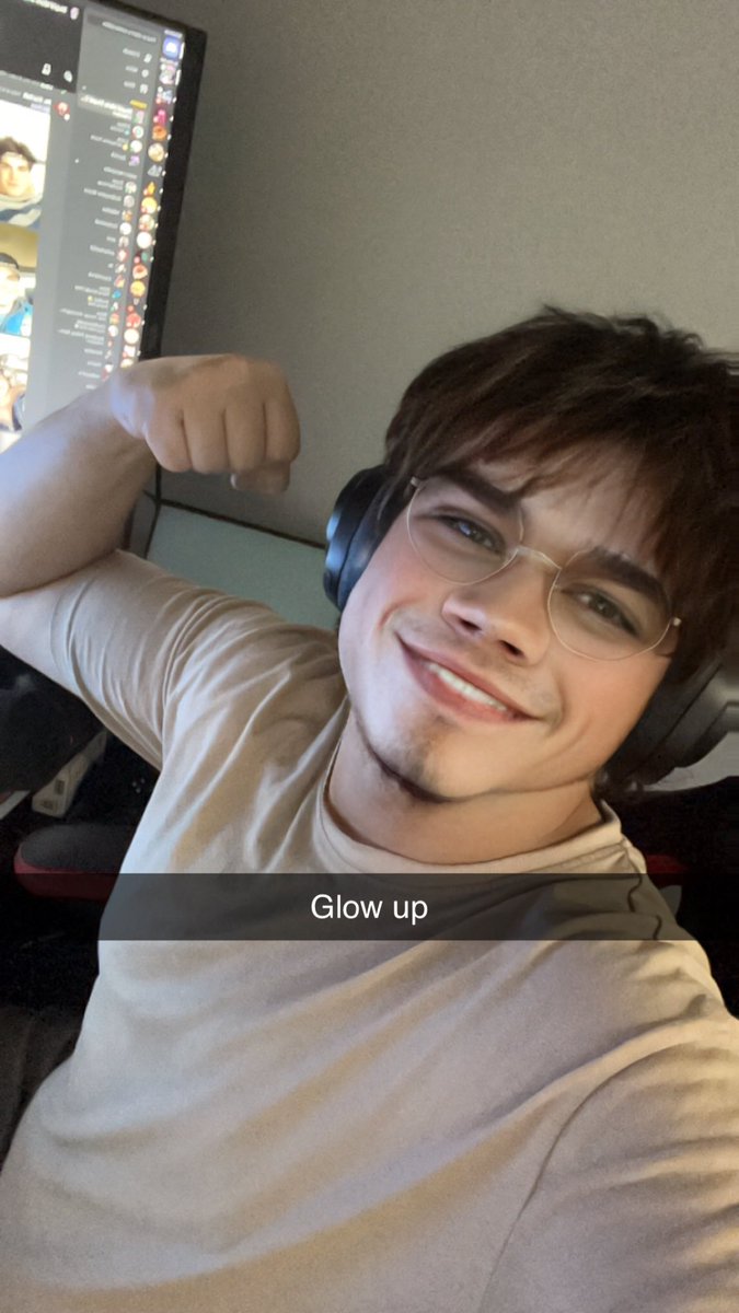 MrStarSalt's tweet photo. Rate the glow up (ignore the next picture) https://t.co/LkkBT3EahX