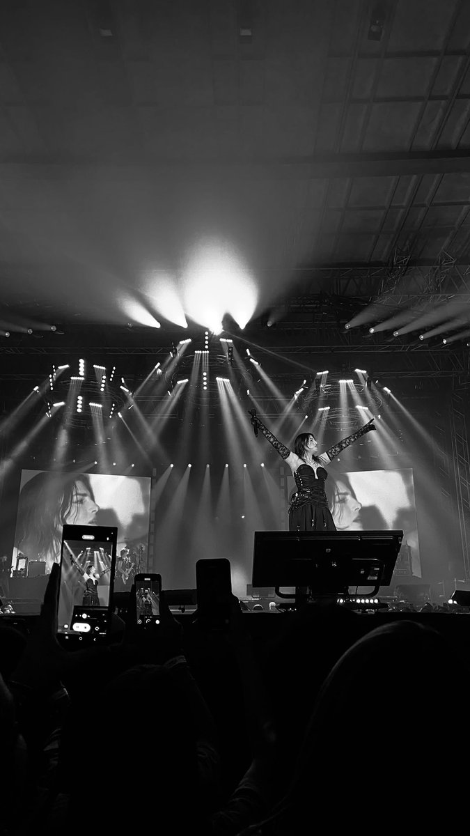 isorrisidiem's tweet photo. mi hai regalato il concerto migliore della mia vita
grata per sempre
#InDaTown https://t.co/V36QzdogF6