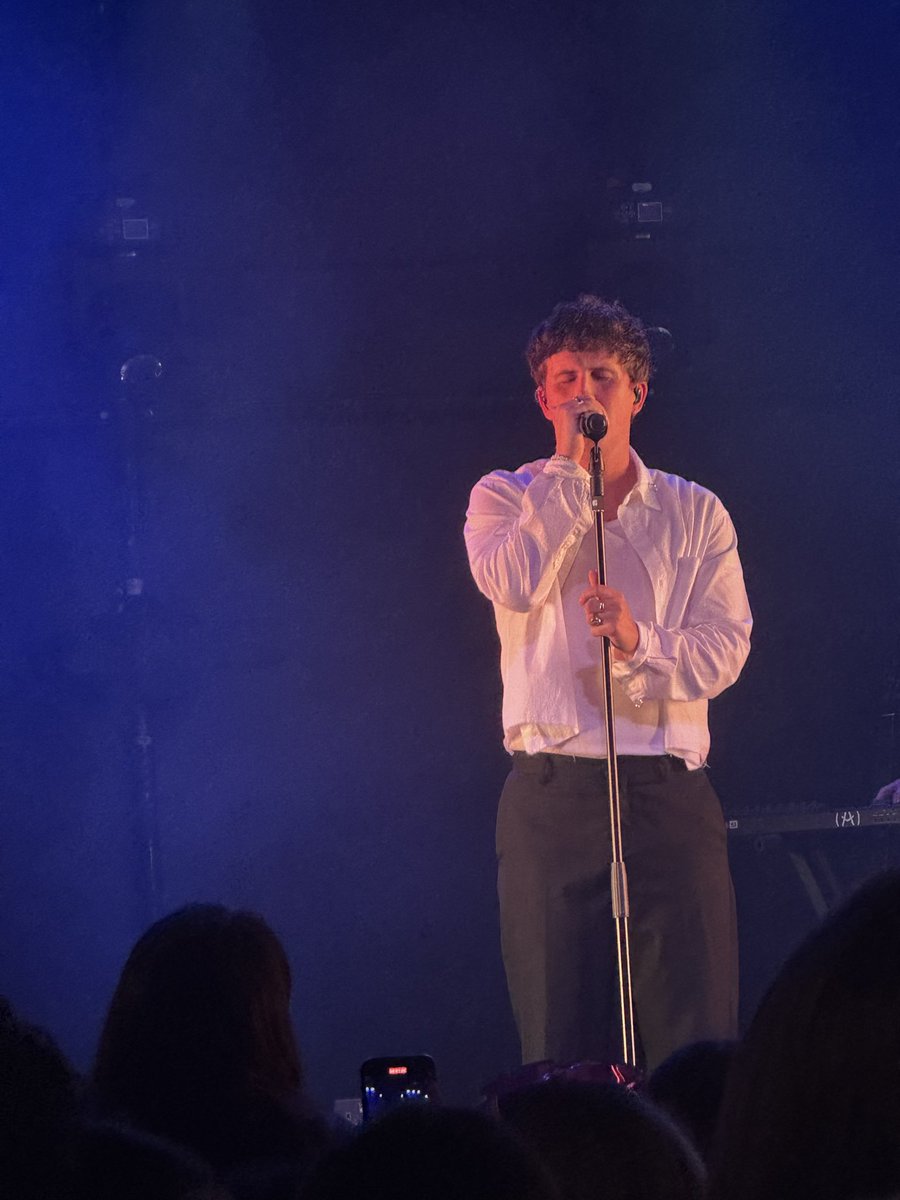 azz_sparks's tweet photo. Thank you @arthur_hill99 for making my niece the happiest teenager tonight! You were amazing! @rescuerooms #killhill https://t.co/UlKhQe8vvG