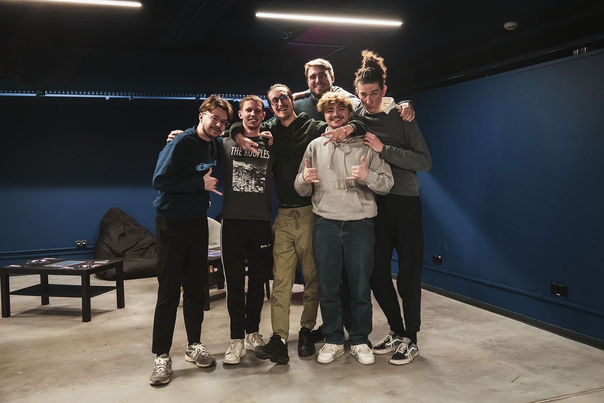 FiresideCasts's tweet photo. ALLEZ LA FRANCE!

🇫🇷 /for fence win @ETF2L S48 Premiership, defeating 🇪🇺 MANDEM 2-1 in the Grand Finals on a golden cap decider and making history as the first all French team in TF2 esports history to win ETF2L Premiership. https://t.co/YVr5gpafHl