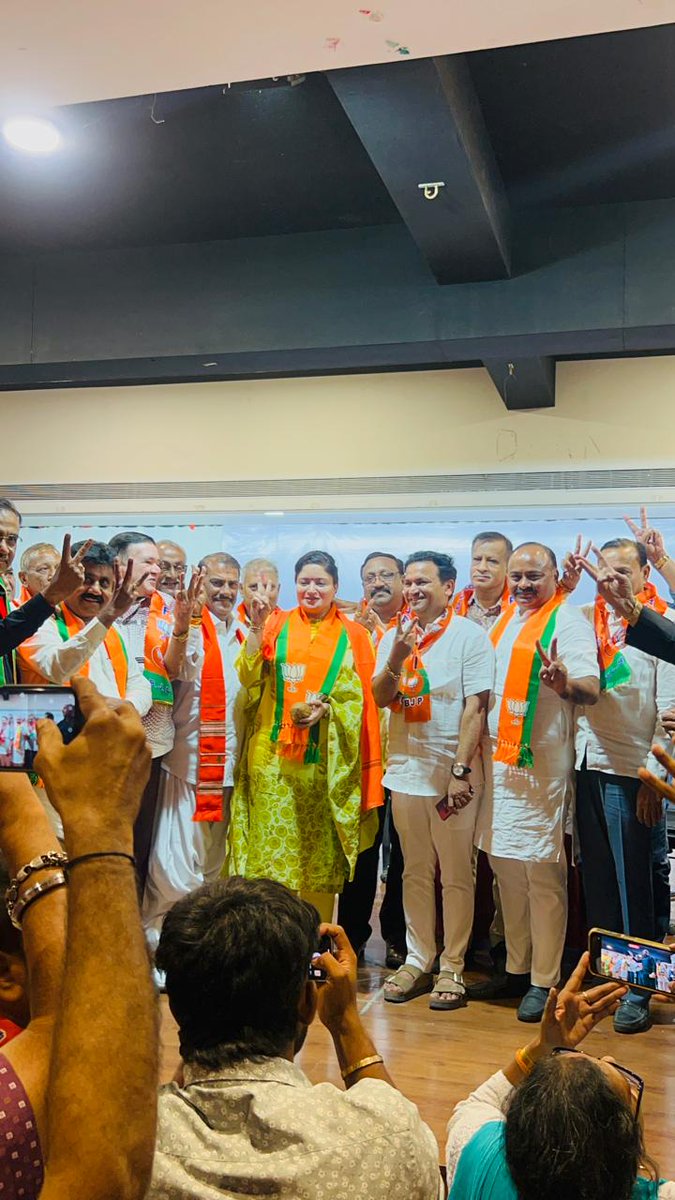 Mahesh Chaughule (@maheshchoughule) on Twitter photo आज मेरे प्रचार के लिए सांसद <a href="/PoonambenMaadam/">Poonamben Maadam</a> ने उपस्थिति दर्ज की। उन्होंने जनता से अधिक से अधिक मतदान करके चुनाव को सफल बनाने की अपील की। उनका समर्थन मेरे लिए प्रेरणादायक है। 🙏
#PoonamMaadam #BhiwandiPaschim #VikasachiVatchal #VikasKaSafar #MaheshChoughule #JanataKaSaath आज मेरे प्रचार के लिए सांसद <a href="/PoonambenMaadam/">Poonamben Maadam</a> ने उपस्थिति दर्ज की। उन्होंने जनता से अधिक से अधिक मतदान करके चुनाव को सफल बनाने की अपील की। उनका समर्थन मेरे लिए प्रेरणादायक है। 🙏
#PoonamMaadam #BhiwandiPaschim #VikasachiVatchal #VikasKaSafar #MaheshChoughule #JanataKaSaath