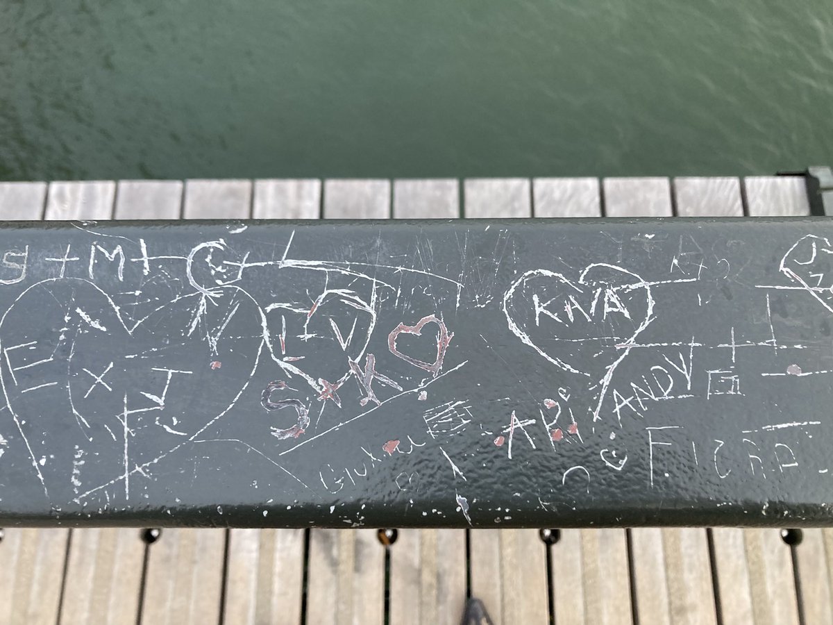 Picassi7t's tweet photo. Belle fin de journée @Paris 😌#Pontdesarts @LouvrPDAsaccage . Plus de cadenas mais des messages pour l’éternité https://t.co/SxxK5f0o97