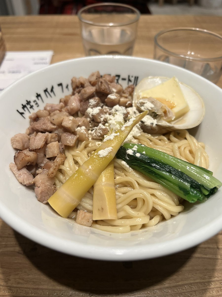 junshima0502's tweet photo. 晩麺
Tokyo Bay Fisherman's Noodle 横須賀店
今回は醤油混ぜそば
うーん美味しいとは思うけど　私は潮混ぜそばの方が良いですね
今日　店員さんが厨房の外でタバコ🚬を吸ってて　食事中にタバコの匂いが店内に入って来て　不快でした
接客は良かったので残念でした
本日の総合評価☆☆ https://t.co/6ySOjRjghs
