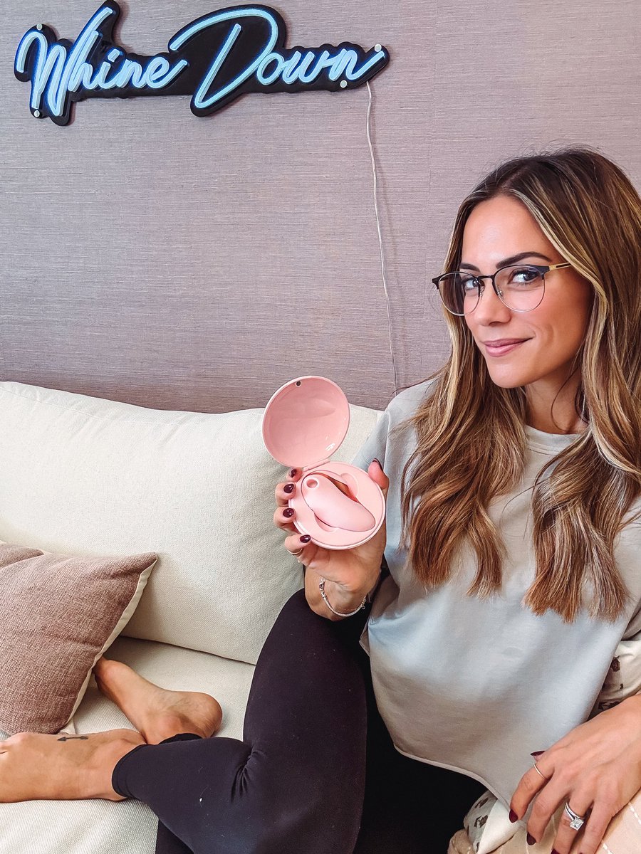 Self-love and self-care was a hot topic on the podcast a few weeks ago so why not do a holiday giveway for my ladies. Everyone who enters wins a toy or giftcard, sign up here: 
bboutique.co/vibe/janakrame…