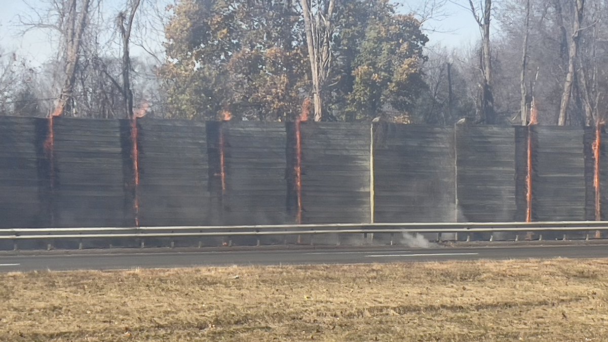 ctblogger's tweet photo. Saw a nasty brush fire that spread to I-84 W (by around exit 34) #CTTraffic https://t.co/K1yj2ZSxJx