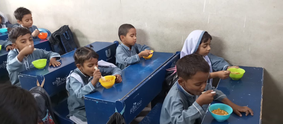STS_Pakistan's tweet photo. Our Gharibabad lunch program served delicious Kathiawari Cholay! 🍲 A flavorful dish packed with nutrition to nurture bright minds. 🌟

📞 0336-3295376 | 0315-2118399
#StreetToSchool #SehatProgram #NoHunger https://t.co/1Pyas2d1Vw