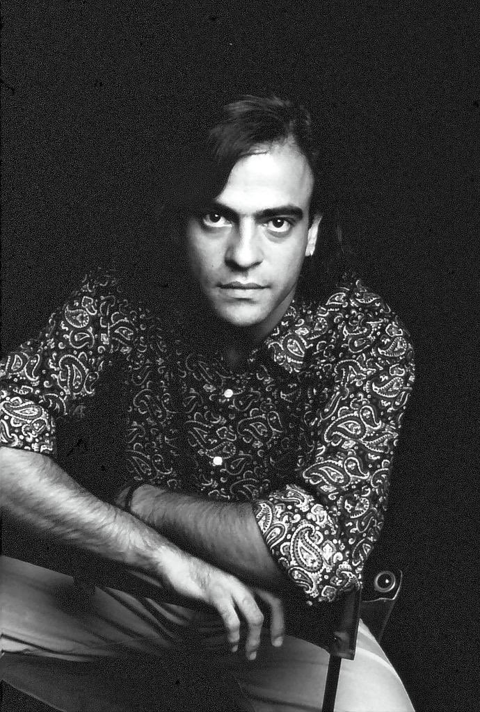 Aunque tú no lo sepas
Me he inventado tu nombre
Me drogué con promesas
Y he dormido en los coches…
25 años sin el gran Enrique Urquijo.