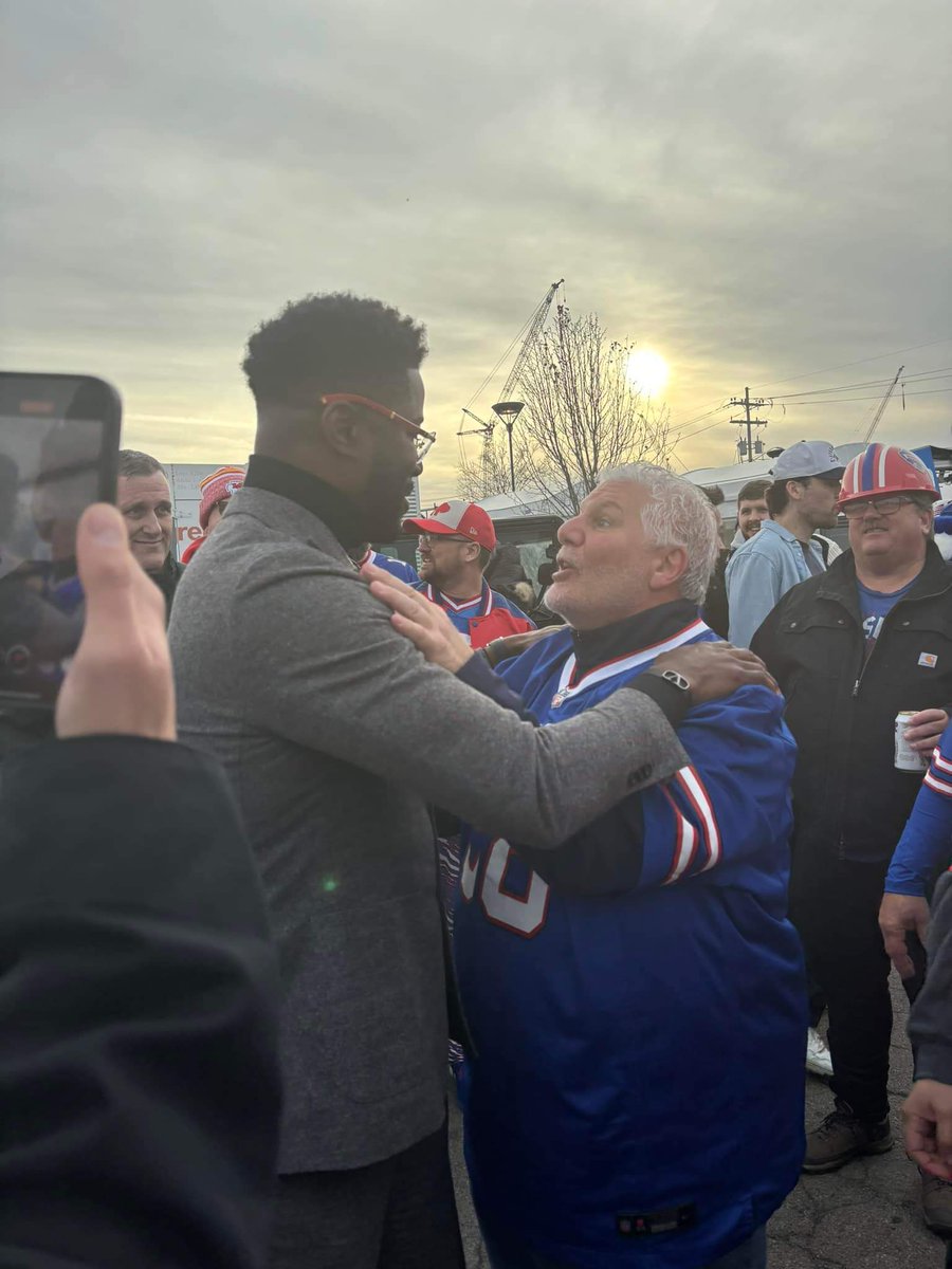 justanthony32's tweet photo. @nateburleson is a man of the people 💪🙌 https://t.co/y2uuiP2W78