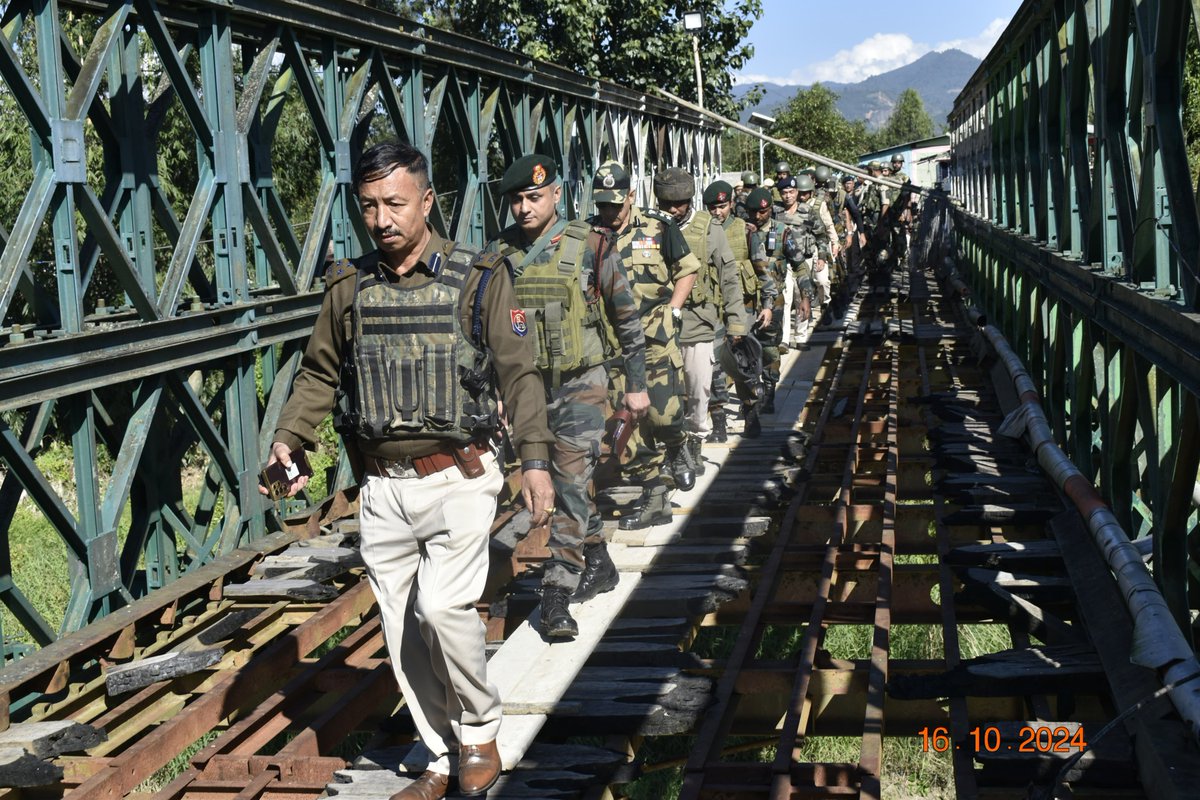 official_dgar's tweet photo. ASSAM RIFLES CONDUCTS SECURITY MEETING IN MANIPUR*
#AssamRifles organised Security Coordination Meeting at Lailophai (near Sugnu Bridge), Churachandpur District, Manipiur on 16 Nov2024, bringing together Key Representatives of Assam Rifles, Manipur Police, BSF and ITBP to ensure peace and stability in the fringe areas bordering Kakching, Bishnupur and Churachandpur District.
@HMOIndia @adgpi @PIBHomeAffairs