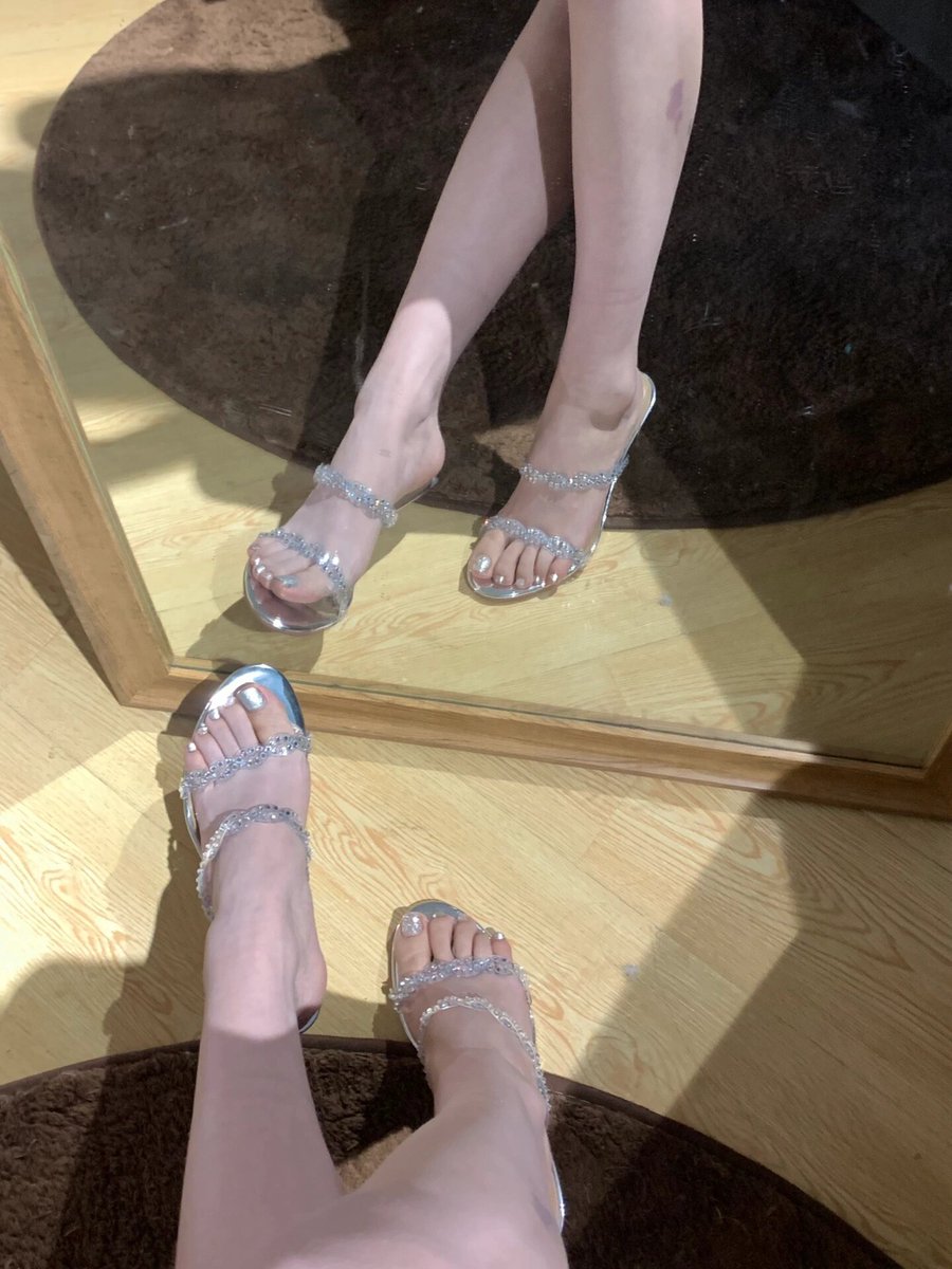 These high-heeled shoes with thin heels and thin straps may look ordinary at first glance, but once you put them on your feet, you will know that they really show off your elegance. They are my favorite pair. I want to try silver pointed-toed high-heeled shoes next time.