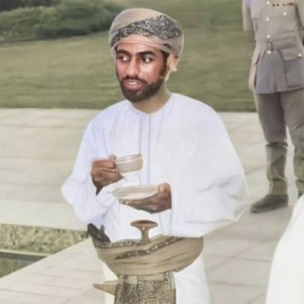 " الخالدون  بِروح القلب مَسكَنُهم
أَفعالُهم خُلِّدَت حتى وإِنْ  رحلوا

ذِكراكَ   خالدةٌ   يا  سيدي  أبدًا 
وَلَنْ    يَُزَعْزِعها   موتٌ   ومرْتَحلُ ". 

#قابوس_بن_سعيد 
#العيد_الوطني_٥٤_المجيد