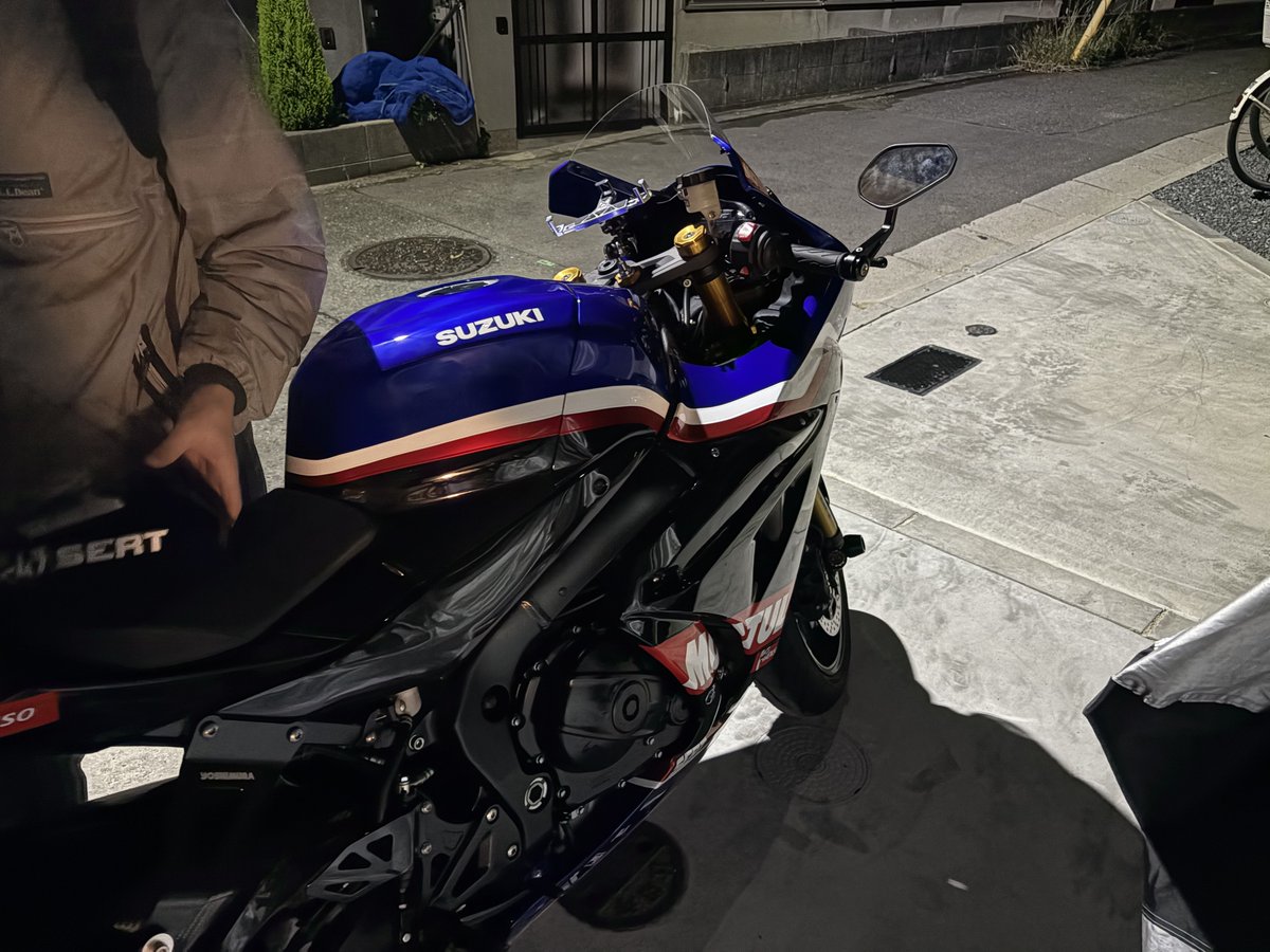 MsFactory_wrap's tweet photo. このフロントカウルからタンクまでの白と赤のライン難しかったけど、綺麗に繋がっててカッチョイイ😍 https://t.co/AqzRmNLIis