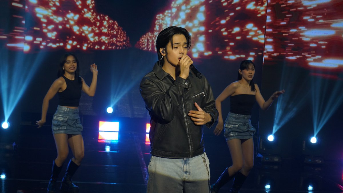 itsShowtimeNa's tweet photo. 🎤 Sing-along with our Kapamilya Singer-Songwriter, KD Estrada!

#ShowtimeKalokaverse  
Watch us Live, Follow, and Subscribe here:  
https://t.co/Gs3IAXTxDD https://t.co/GoUWAcWV1v