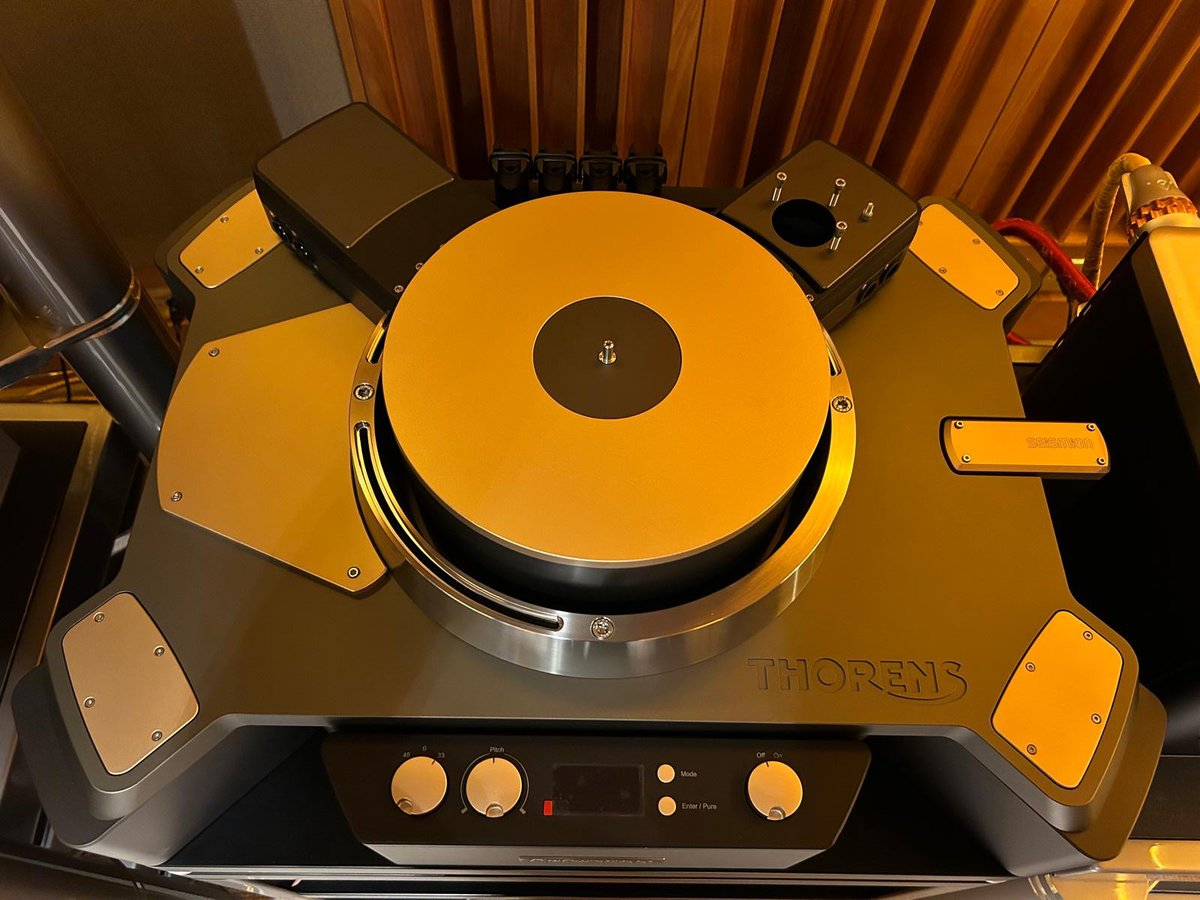 richcoln's tweet image. 【香港首台 THORENS 旗艦 New Reference 成為銘器之家新成員】
because #ilovehifi #THORENS #NewReference #旗艦黑膠唱盤 #SkyHookDamping #Seismion高效主動隔振系統 #高粘性轉盤軸承 #20年內轉速誤差3ppm
Read the full article here: reurl.cc/XZX5YD