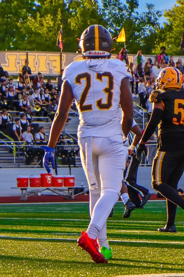 Senior Year Highlights 2️⃣🦅3️⃣

hudl.com/v/2QCKnU
31 Receptions for 480 yards, 14 Total Touchdowns, 47 tackles, 3 interceptions
3 Force Fumbles