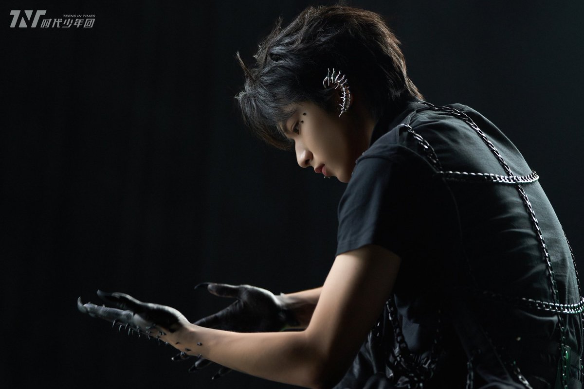 TNT's 3rd Album Beyond Utopia
L3 「楼非楼」 Track 2 「Moonlight Rhapsody」 Behind-the-Scenes Photos

As the MV story unfolds,
once they step into the game,
their only task is to stay true to their roles.
#时代少年团 #TeensinTimes