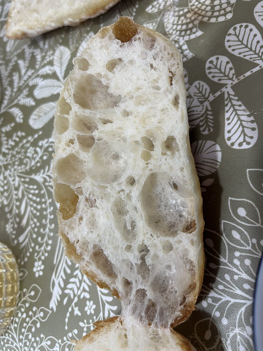 烤出了人生面包 完美恰巴塔啊 
这大气孔胶质感满满 白口吃一整只哇