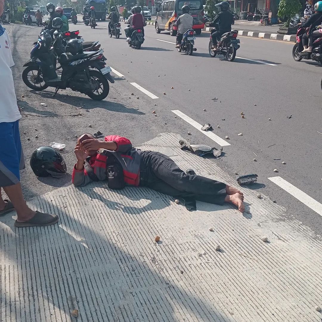 threadshopee's tweet photo. @merapi_uncover Lagi ngetweet di komunitas marah-marah https://t.co/8hT6WEBL5F