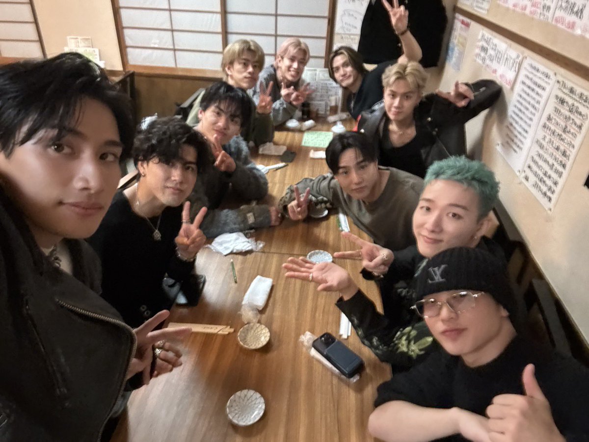 tjbb_'s tweet image. どうもNOSUKEです👽
俺らってまじ仲良いんですよ。
2日連チャン10人でご飯行っちゃうしさ
前日は焼肉食ったから
今日は寿司いかね?ってなったら
全員乗ってくるんですわ
熱い話もして帰りには店前で
円陣してました。
そこらの高校生より青春しております🍣
そんなTJBB応援してくださいな
#青春系…