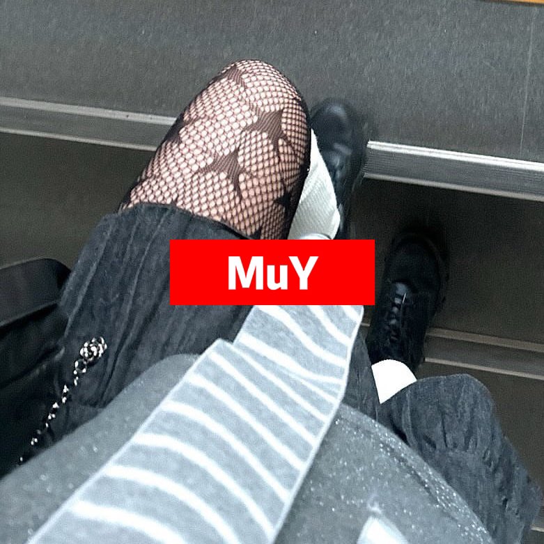 是不是你的百变臭脚女上司吖❤️