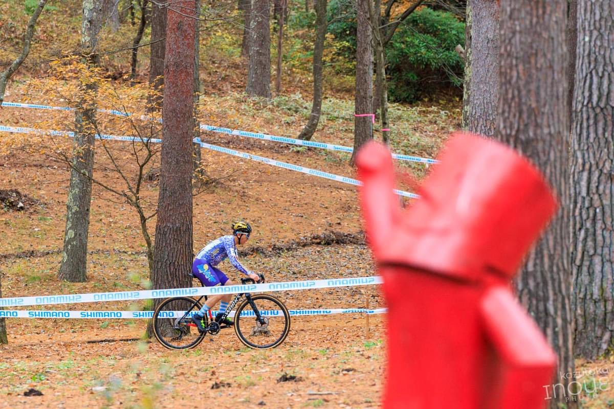 masanoriyamaz's tweet photo. CCMチロルの森 ME1
4位/19人
序盤は先頭パック、以降は3名の3位争いな展開は自分でも予想外!MTBの様なコースとの相性が良かったのかな。次はもう少し積極的に動いて表彰台上がれる様に頑張ります💪
📷 @InoueAccount
#championsystem #湘南ゴールドエナジー #kplushelmet #champsys #チャンシス https://t.co/88BLbTYnwu