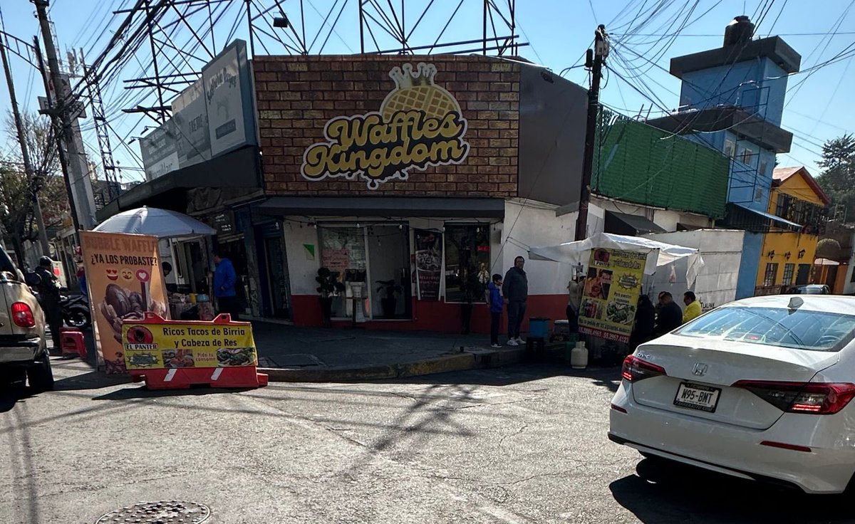 davidfr_13's tweet photo. @TlalpanAl los vecinos de la calle Club Toluca  /esquina acoxpa ,solicitamos el retiro de puesto de birria que obstaculiza la calle y pone en riesgo la vida de los transeúntes utilizando dos tanques de gas violando la normatividad de protección civil https://t.co/MDqIQ22M4y