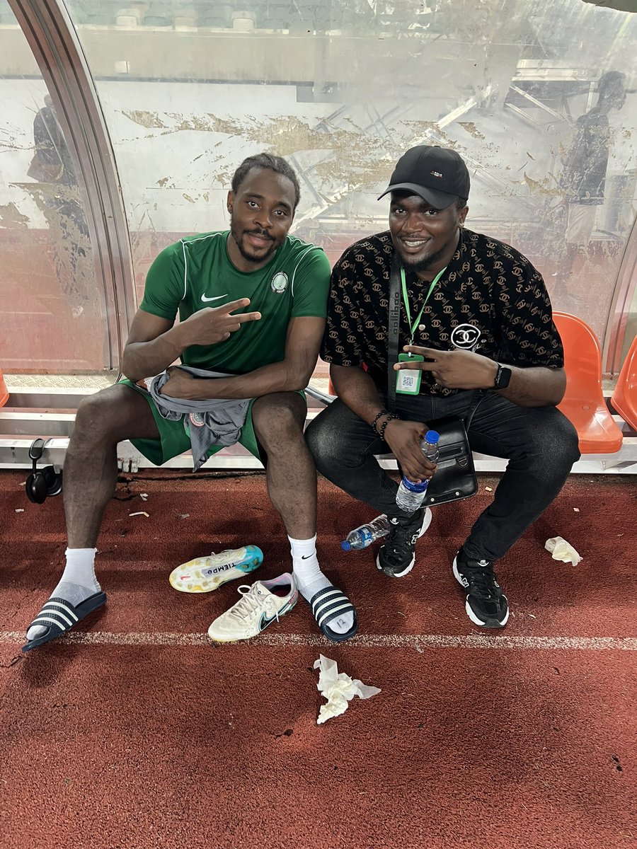 Teemzey's tweet photo. An incredible honor to cover the Super Eagles’ training and engage with some of Nigeria’s most impactful figures @KelechiAFC @BrightOsayi19 🇳🇬⚽ #SuperEagles #Gratitude #FootballFamily #nff #afconqualifers https://t.co/EcSshidCKM