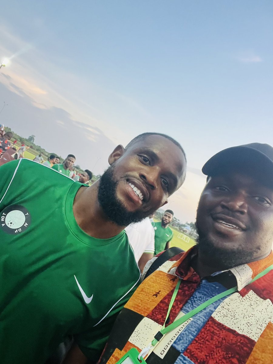 Teemzey's tweet photo. An incredible honor to cover the Super Eagles’ training and engage with some of Nigeria’s most impactful figures @KelechiAFC @BrightOsayi19 🇳🇬⚽ #SuperEagles #Gratitude #FootballFamily #nff #afconqualifers https://t.co/EcSshidCKM
